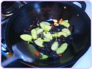 黑瓜可以炒着吃吗有毒吗,可炒食还是有毒隐患？揭秘其安全性