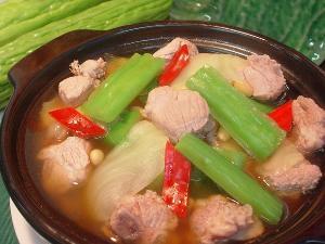 凉瓜排骨黑蒜一起吃,养生美味一锅炖