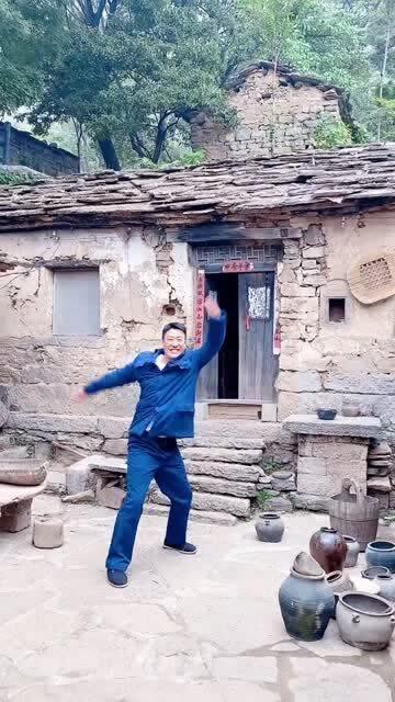 明星网红救灾摆拍,明星网红摆拍背后的争议与反思