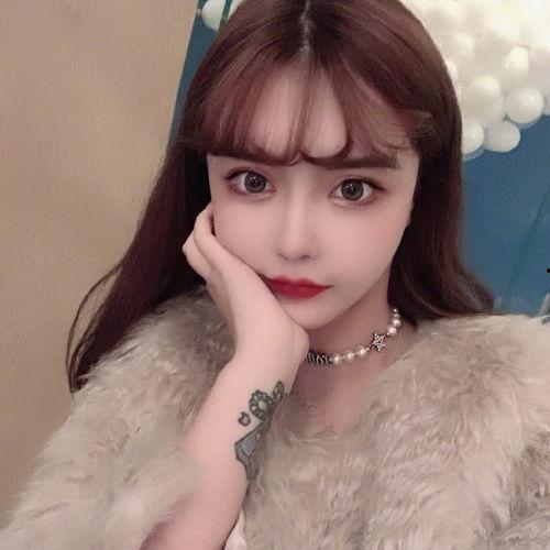 年轻美女明星网红,揭秘年轻美女明星网红的璀璨魅力